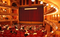 Dlaczego warto chodzić do opery i teatru?